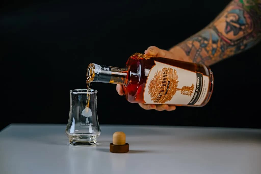 Czym się różni whisky od whiskey? Kluczowe różnice i fakty