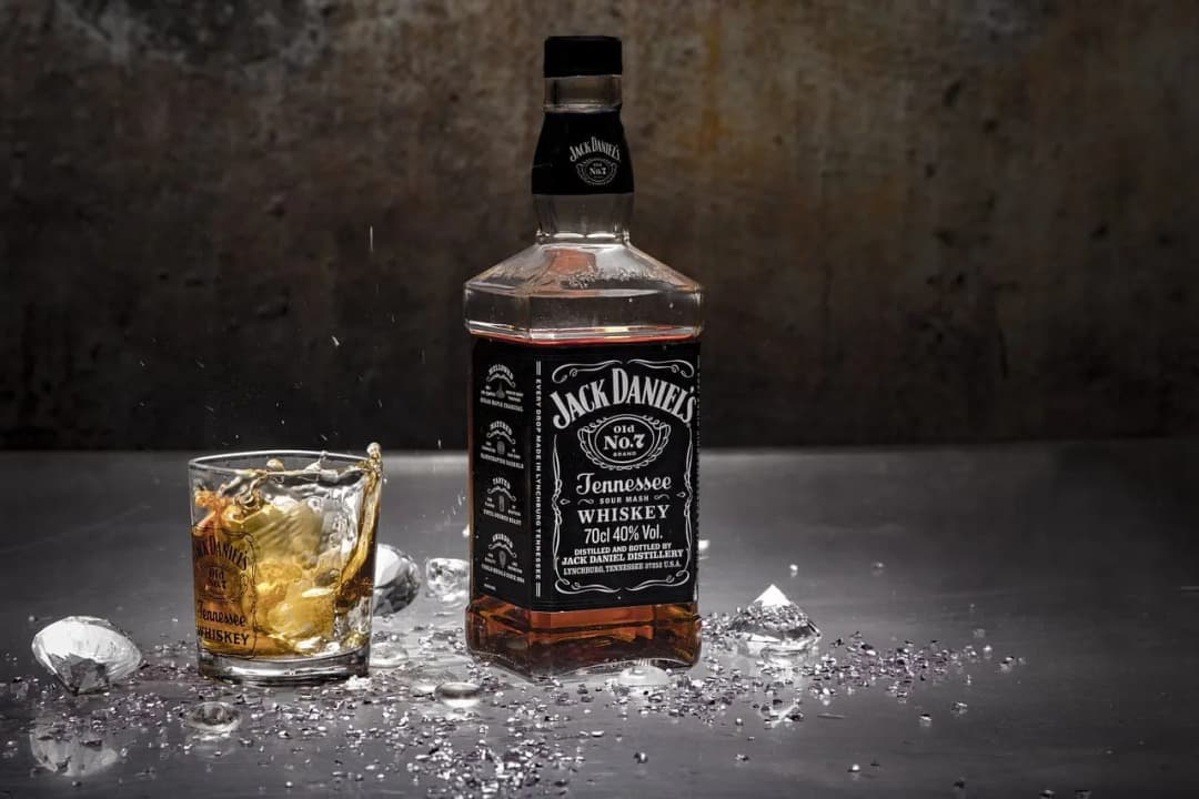 Z czym mieszać whisky? Odkryj najlepsze połączenia i przepisy