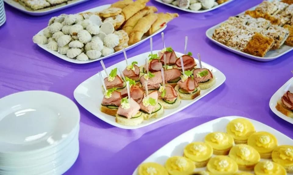 Jakie przekąski na 18 urodziny? Oto najlepsze pomysły na przyjęcie