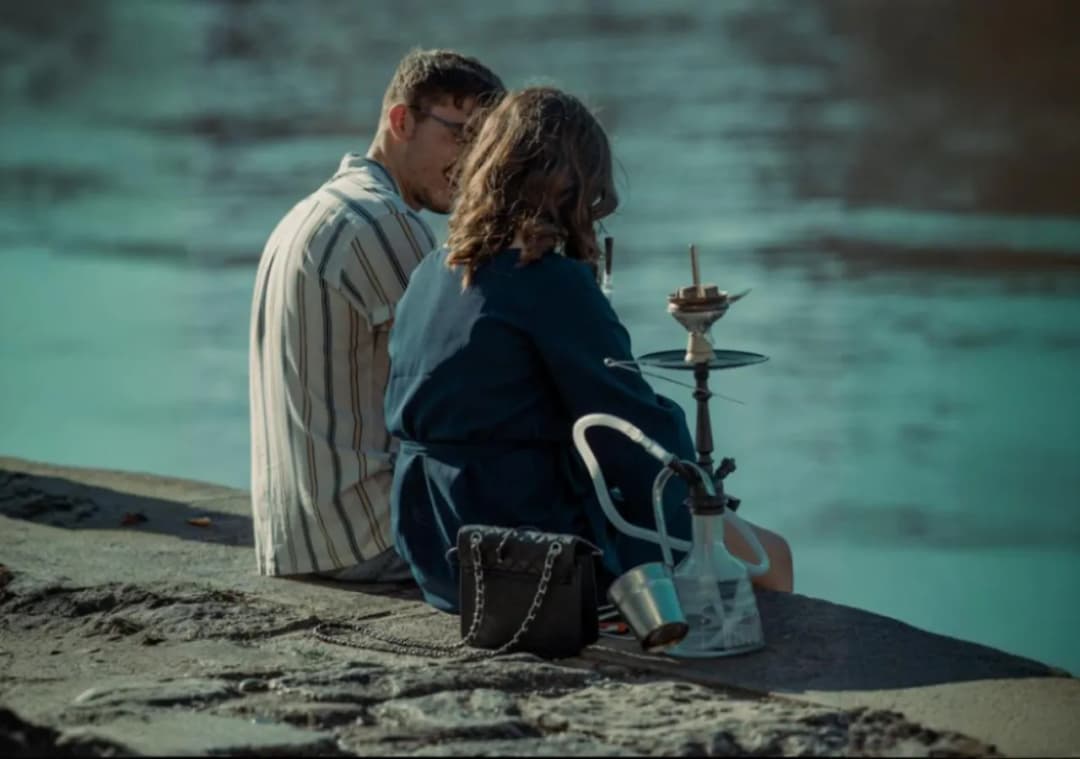 Towarzyszka spotkań i modny rytuał, czyli dlaczego sięgamy po fajkę wodną