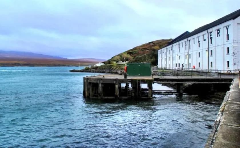 Skąd pochodzi whisky? Fascynująca historia i tajemnice tego trunku