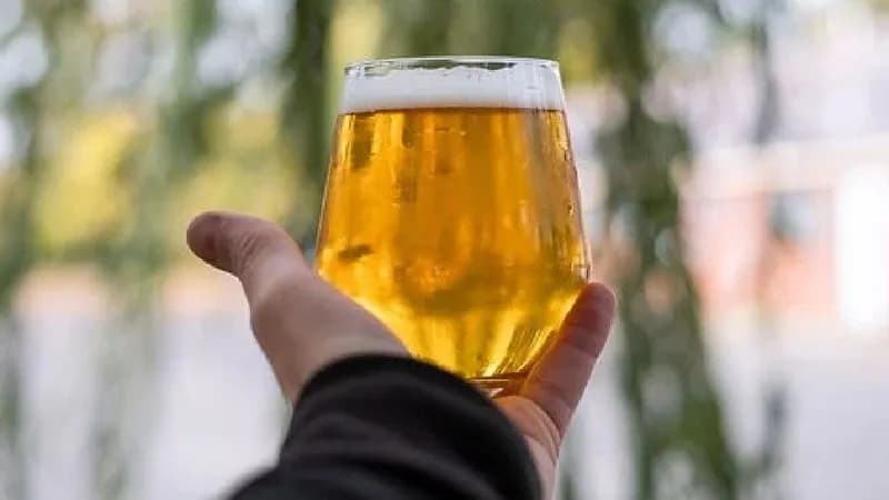 Czy piwo odwadnia? Odkryj zaskakujące skutki dla nawodnienia