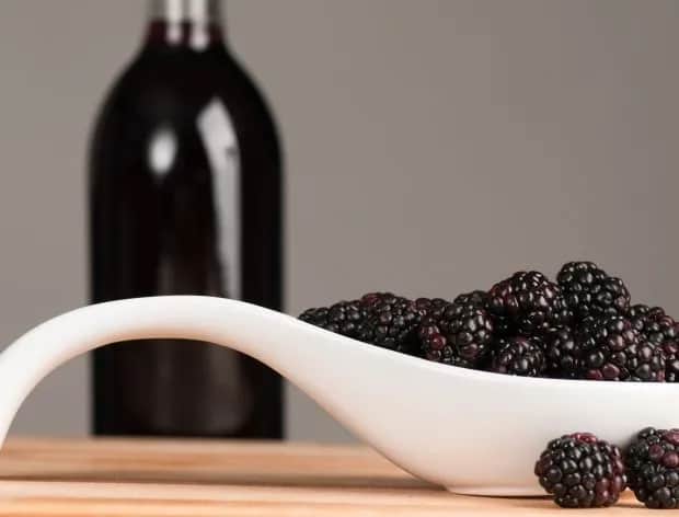 Jak zrobic wino z jeżyn - prosta receptura na domowe wino