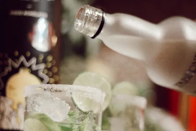 Ile kalorii ma butelka wódki? Zaskakujące fakty o alkoholu