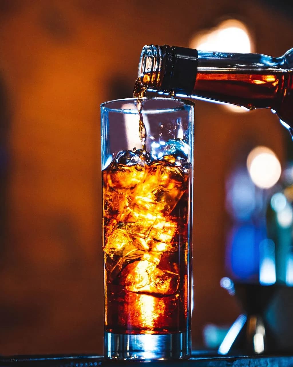 Ile kalorii ma whisky z colą? Zaskakujące fakty o napoju!