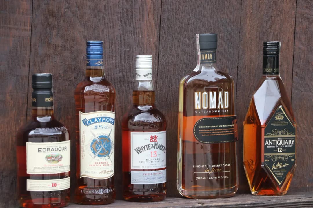 Jak się pisze whisky? Odkryj różnice między whisky a whiskey