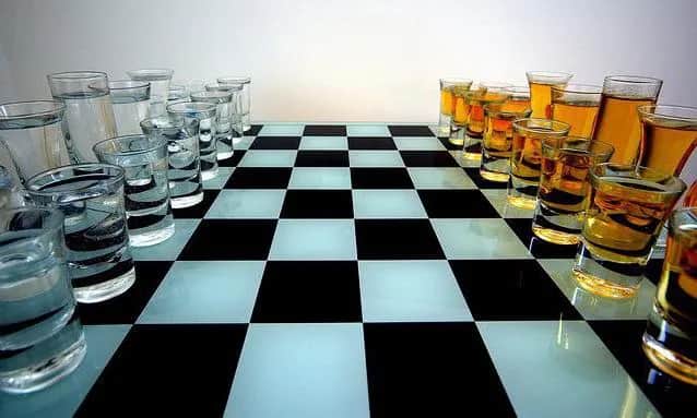 Wódka czy piwo co bardziej szkodzi? Sprawdź, co naprawdę rujnuje wątrobę