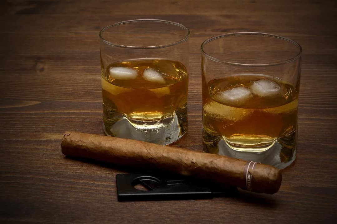 Ile kalorii ma kieliszek whisky? Sprawdź, co musisz wiedzieć